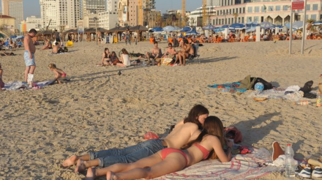 חוף הים בתל אביב (צילום: אבשלום ששוני)