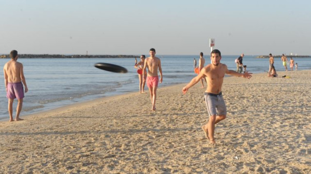 חם בחוף הים בתל אביב (צילום: אבשלום ששוני)