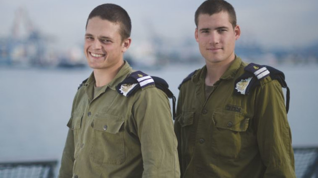 יואב ינקילוביץ' (מימין) ושגיא צ'קרוב (צילום: דובר צה"ל)