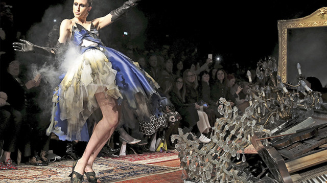 דוגמנית בתצוגה של מוסקינו בשבוע האופנה במילאנו, סגנון (צילום: רויטרס)