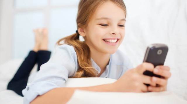 ילדה עם סמארטפון (צילום: ingimage ASAP)
