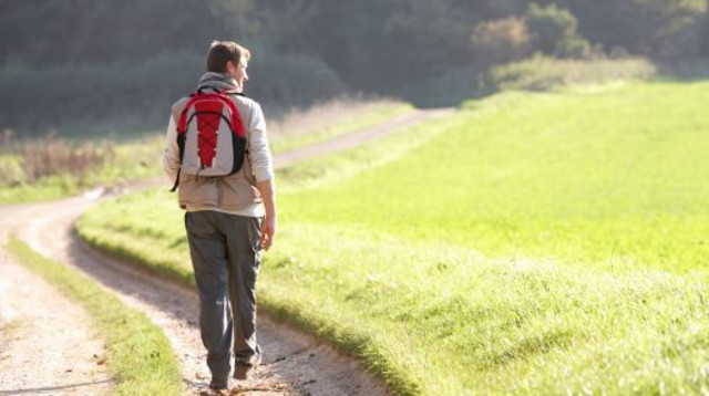 גבר בהליכה (צילום: ingimage ASAP)