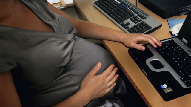 אשה בהריון בעבודה (צילום: Getty images)