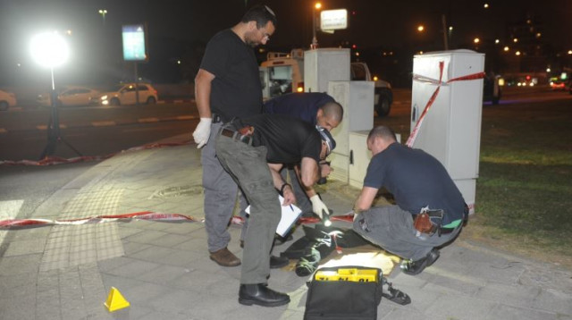 שוטרים בזירת פיגוע הדקירה ביפו  (צילום: אבשלום ששוני)