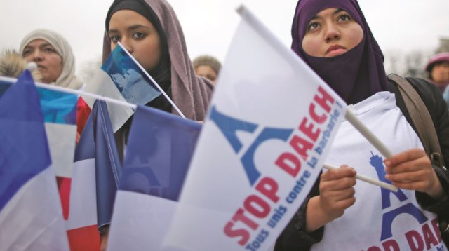 נשים מוסלמיות בצרפת מפגינות נגד דאעש (צילום: רויטרס)
