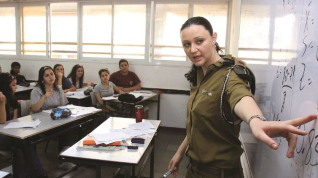 מורה חיילת בפעולה (צילום: אדי ישראל)