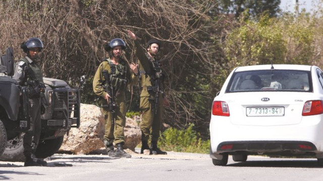 מחסום של צה"ל לאיתור שב"חים ליד קלקיליה (צילום: AFP)