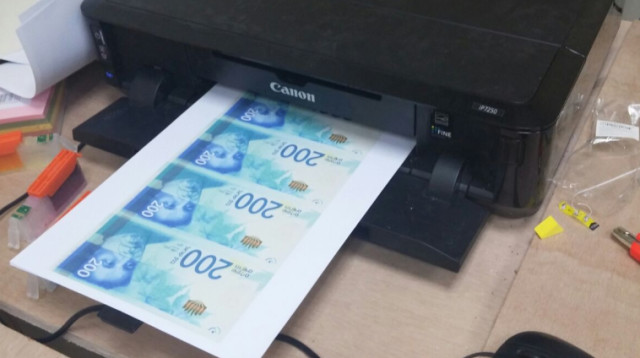 זיוף שטרות במעבדה ביתית בכרמיאל (צילום: חטיבת דובר המשטרה)