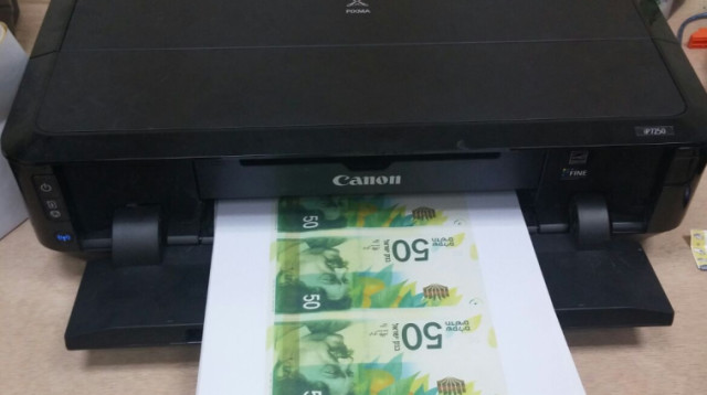 זיוף שטרות במעבדה ביתית  (צילום: חטיבת דובר המשטרה)