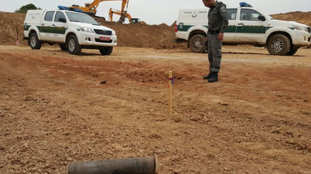 רקטה שאותרה בשטח פתוח בשער הנגב (צילום: דוברות שער הנגב)