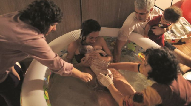 לידת בית (צילום: רויטרס)