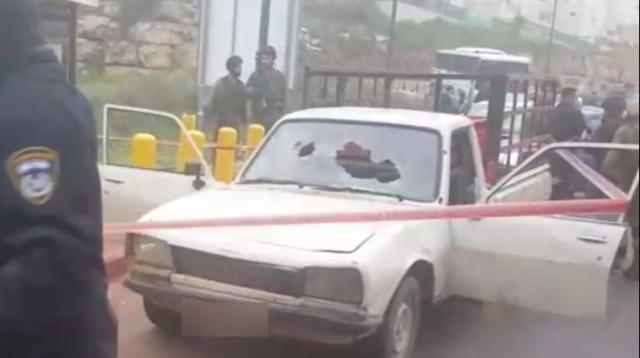 מכונית של המחבלים בניסיון פיגוע דריסה וירי, סמוך לקרית ארע (צילום: חברים לשעת צרה)