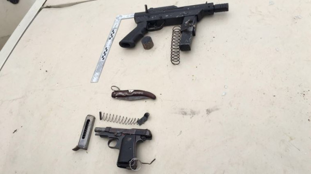 כלי הנשק של המחבלים בפיגוע הירי והדריסה בקרית ארבע (צילום: דובר צה"ל)