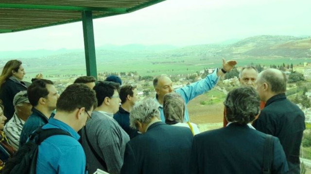 סיור כתבים מאירופה במטעים בגבול הצפון (צילום: התאחדות החקלאים והאיכרים)