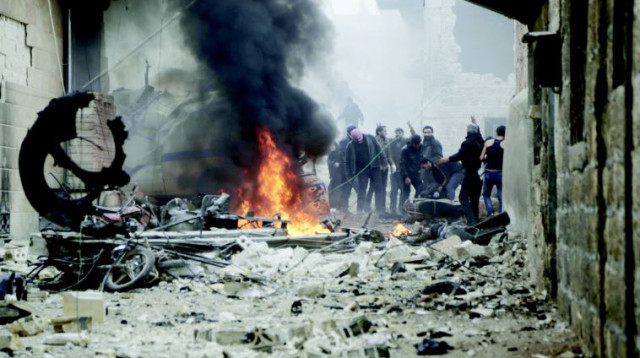 תושבי סוריה לאחר הפצצה מהאוויר במחוז אידליב, הנשלט בידי המורדים, ינואר 2016 (צילום: רויטרס)