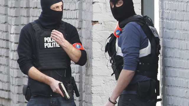 המשטרה בבלגיה פושטת על בית בבריסל (צילום: רויטרס)