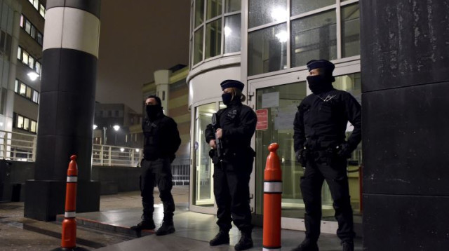 כוחות הביטחון הבלגיים מאבטחים את בית החולים בבריסל, בו טופל המחבל מהפיגועים בפריז (צילום: רויטרס)