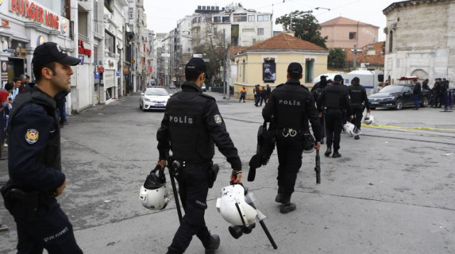 שוטרים מאבטחים את זירת הפיגוע באיסטנבול (צילום: רויטרס)