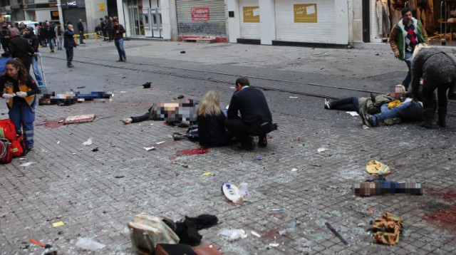 טיפול בפצועים בזירת הפיגוע באיסטנבול, טורקיה (צילום: רויטרס)