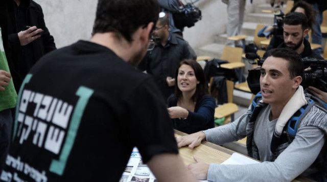 סטודנטים באירוע שוברים שתיקה באוניברסיטת תל אביב (צילום: תומר נויברג, פלאש 90)