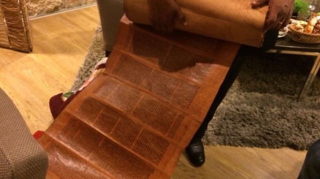 ספר תורה של יהודי תימן שהועלו במבצע "מקצה תימן" (צילום: הסוכנות היהודית)