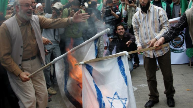 שריפת דגל ישראל (צילום: פלאש 90, עבד אל רחים חטיב)