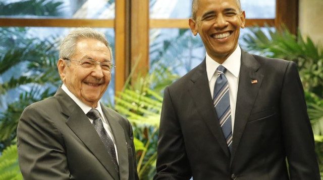 ברק אובמה וראול קסטרו בפגישה היסטורית (צילום: רויטרס)