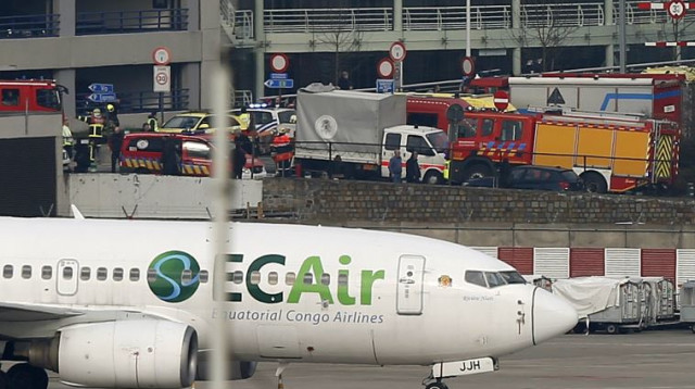 כוחות ההצלה בשדה התעופה בבריסל אחרי הפיגוע (צילום: רויטרס)