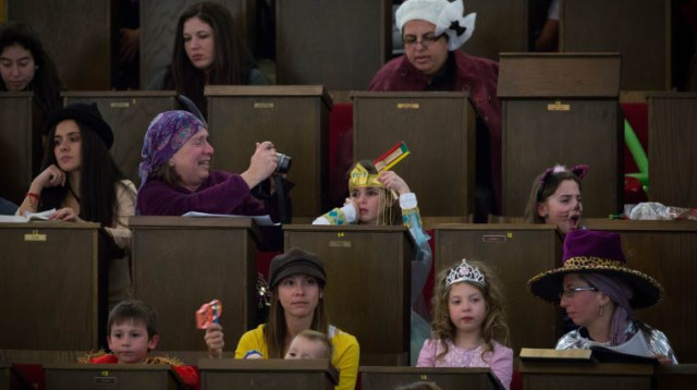 נשים וילדות קוראות במגילת אסתר (צילום: מרים אלסטר, פלאש 90)