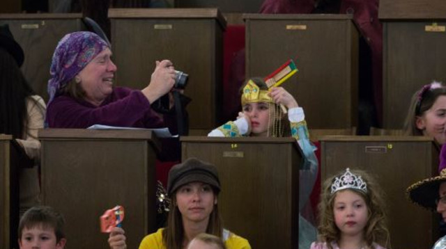 נשים וילדות קוראות במגילת אסתר (צילום: מרים אלסטר, פלאש 90)