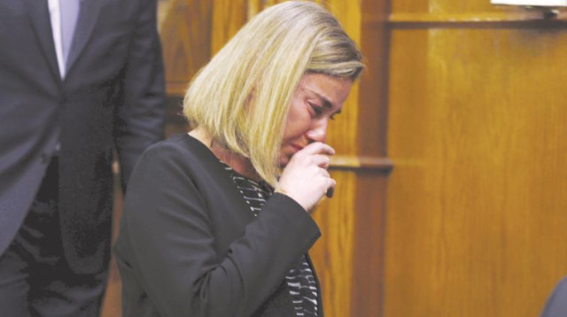 שרת החוץ של האיחוד האירופי, פדריקה מוגריני, בוכה בעקבות מתקפת הטרור בבריסל (צילום: רויטרס)