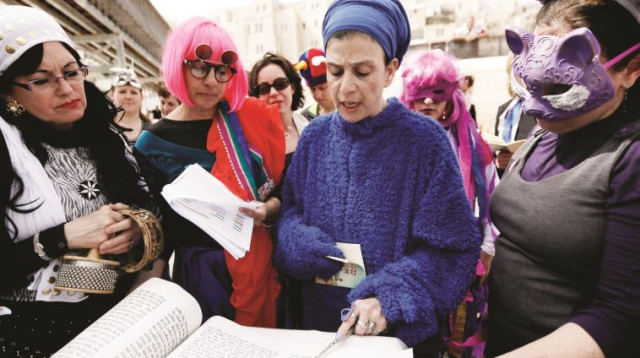 נשים קוראות במגילת אסתר (צילום: מרים אלסטר, פלאש 90)