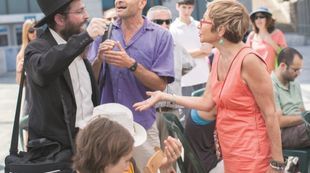 חרדי מתווכח עם חילונים (צילום: יונתן זינדל, פלאש 90)