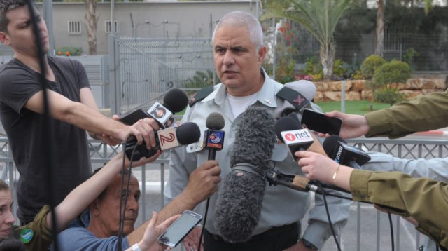 דובר צה"ל מוטי אלמוז מתייחס לסרטון הירי במחבל (צילום: אבשלום ששוני)