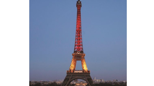 מגדל אייפל מואר בצבעי בלגיה (צילום: רויטרס)