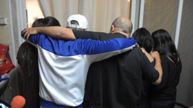 משפחת החייל החשוד ברצח (צילום: אבשלום ששוני)