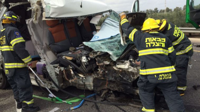תאונה בין רכב למשאית על כביש 65 (צילום: מד"א)