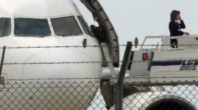 דיילת יוצאת מהמטוס המצרי החטוף בקפריסין (צילום: רויטרס)