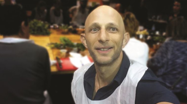 דרור רפאלי בקורס בישול (צילום: גרשון אלינסון, פלאש 90)