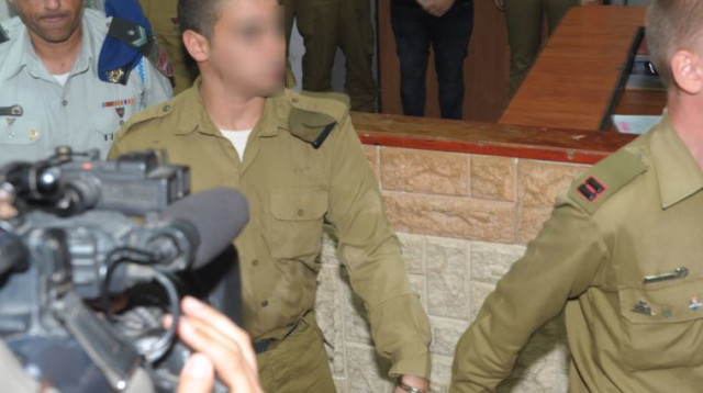 החייל מובא לדיון בעניין הארכת מעצרו (צילום: אבשלום ששוני)