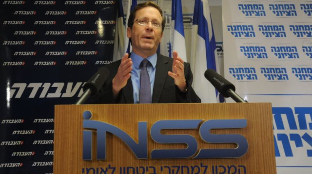 יצחק (בוז'י) הרצוג במכון למחקרי ביטחון לאומי (צילום: אבשלום ששוני)