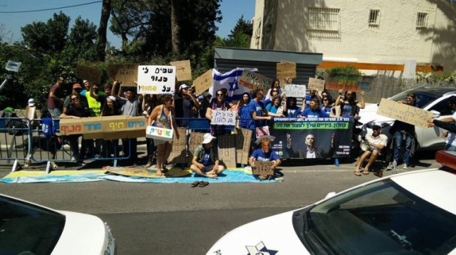הפגנת ארגוני הסביבה מול ביתו של כחלון (צילום: מגמה ירוקה)