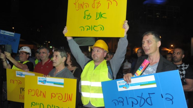 הפגנת המנופאים בתל אביב (צילום: אבשלום ששוני)