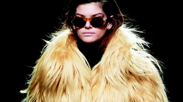 דוגמנית עוטה פרווה בשבוע האופנה במדריד (צילום: Getty images)