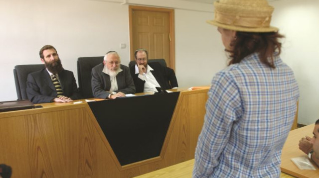 גיור של אישה בבית הדין הרבני בירושלים, ארכיון (צילום: פלאש 90)