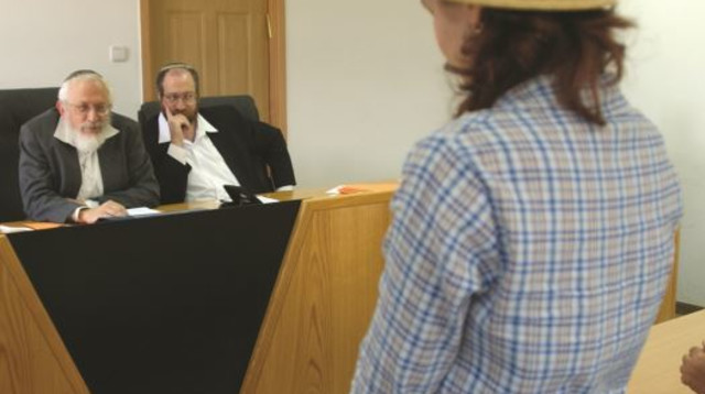 גיור של אישה בבית הדין הרבני בירושלים, ארכיון (צילום: פלאש 90)
