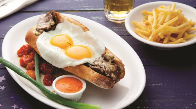 סטייק אנד אגז בסגנון פילי  (צילום: יח"צ)