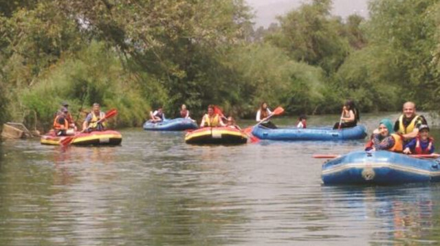 קיאקים בכפר בלום (למצולמים אין קשר לנאמר בכתבה) (צילום: קייקי כפר בלום)