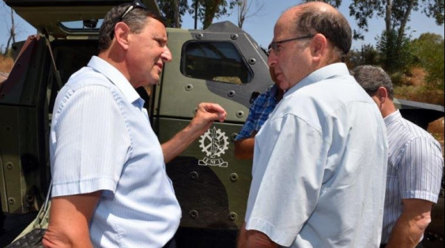 אודי אדם ומשה יעלון (צילום: אריאל חרמוני)