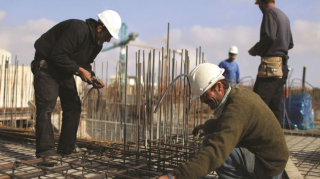 פועלים פלסטינים באתר בנייה, למצולמים אין קשר לנאמר בכתבה (צילום: קובי גדעון, פלאש 90)